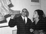 Palma Bucarelli, direttrice della Gnam, all'Obelisco a una mostra di Franco Cal, con lei nella foto.
1962